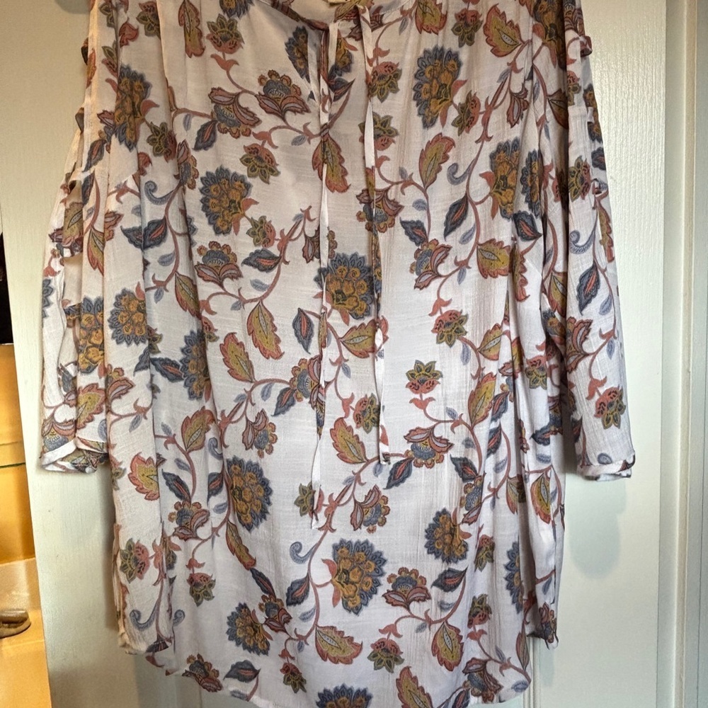 COMO BLU BRAND FLORAL COTTON TOP WITH OPEN DESIGN ON 3/4” LENGTH SLEEVE SIZE XL